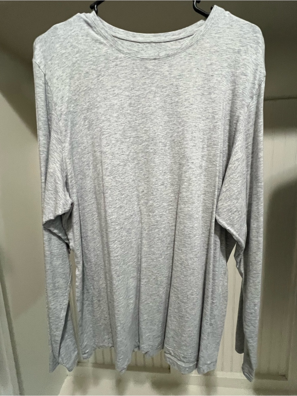 No Boundaries Women’s Long-Sleeve Crewneck Shirt - Heather Light Gray